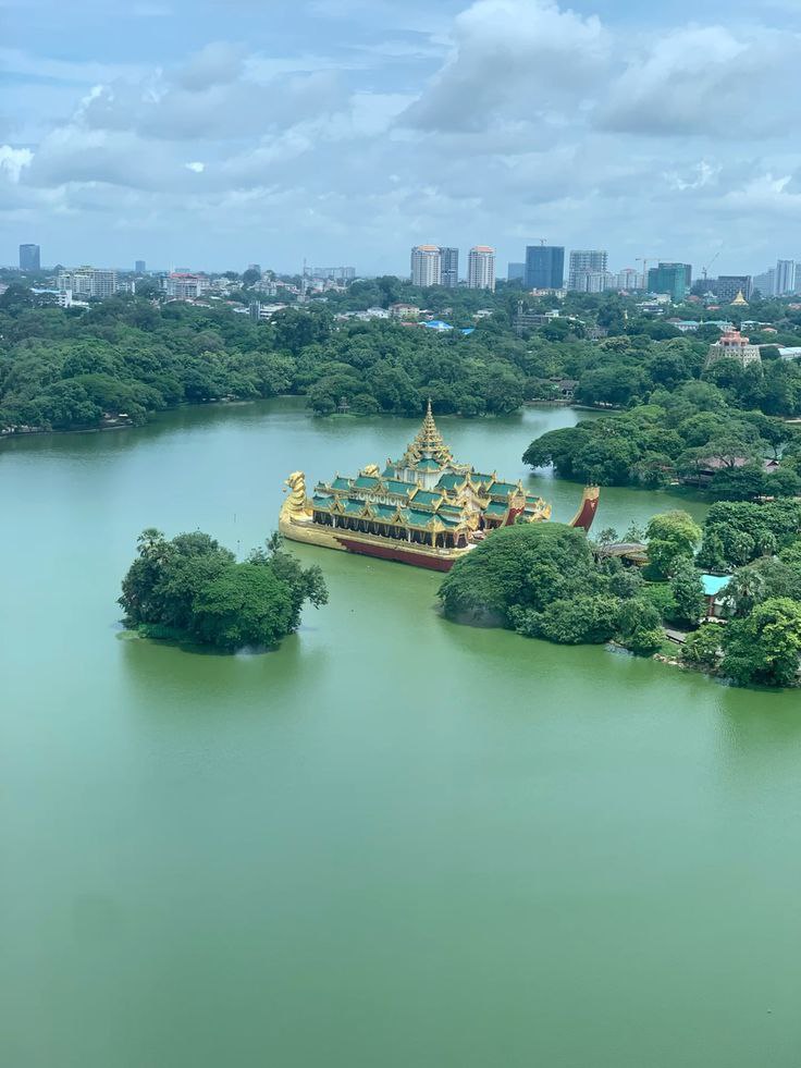 Kandawgyi Lake